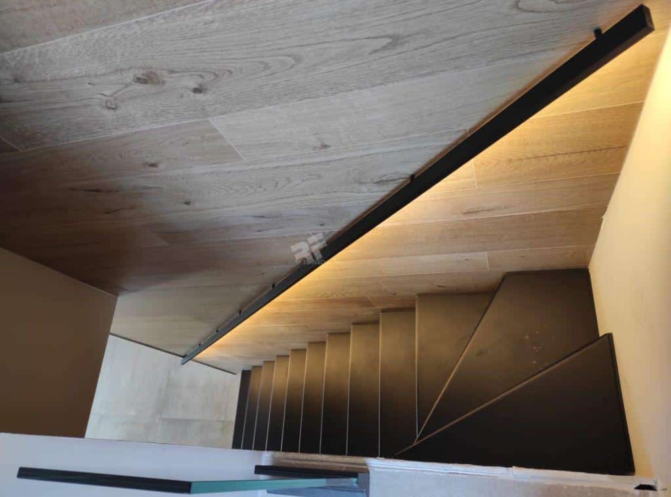 Escalera-de-chapa-pleada-doble-en-Barcelona-RFserveis-2